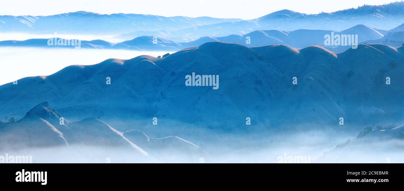 Sunol Wilderness bedeckt im Morgenmist (vom Mission Peak) Stockfoto