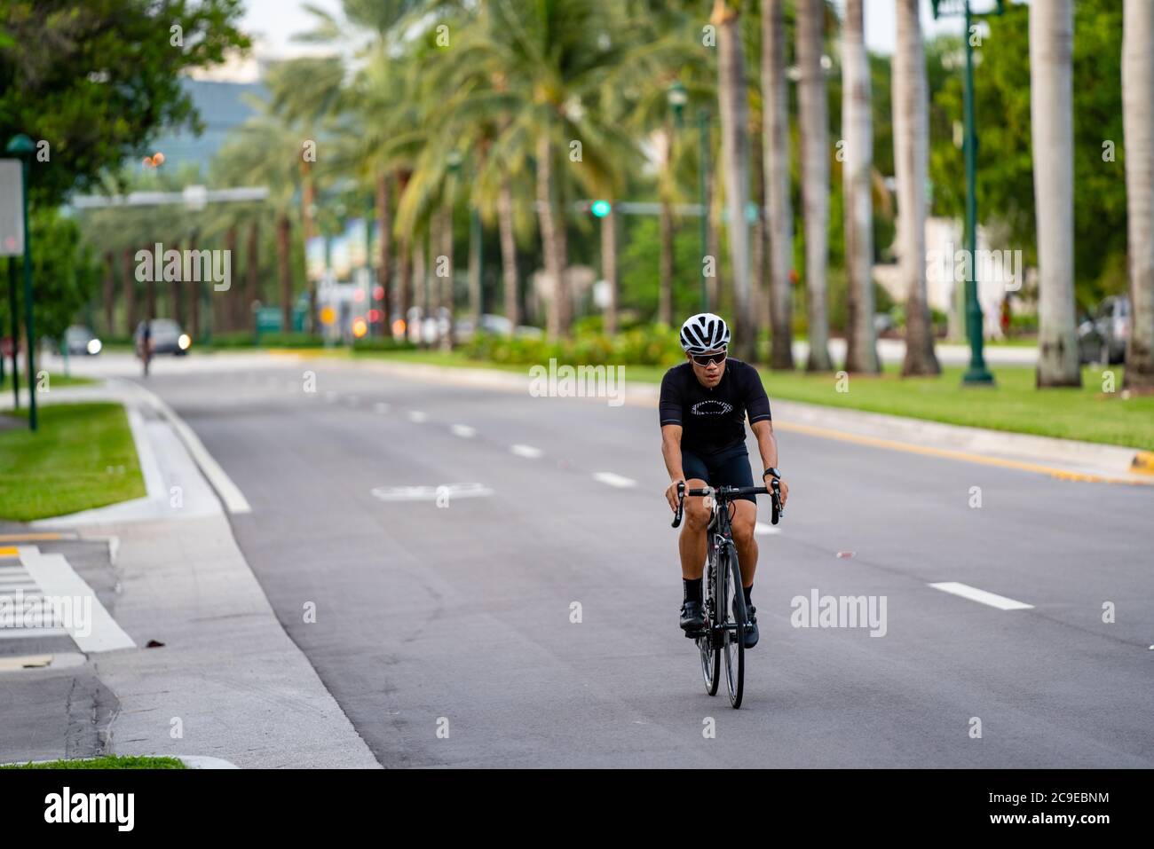 Mann Training auf einem Rennrad Blick auf Roa voraus Stockfoto