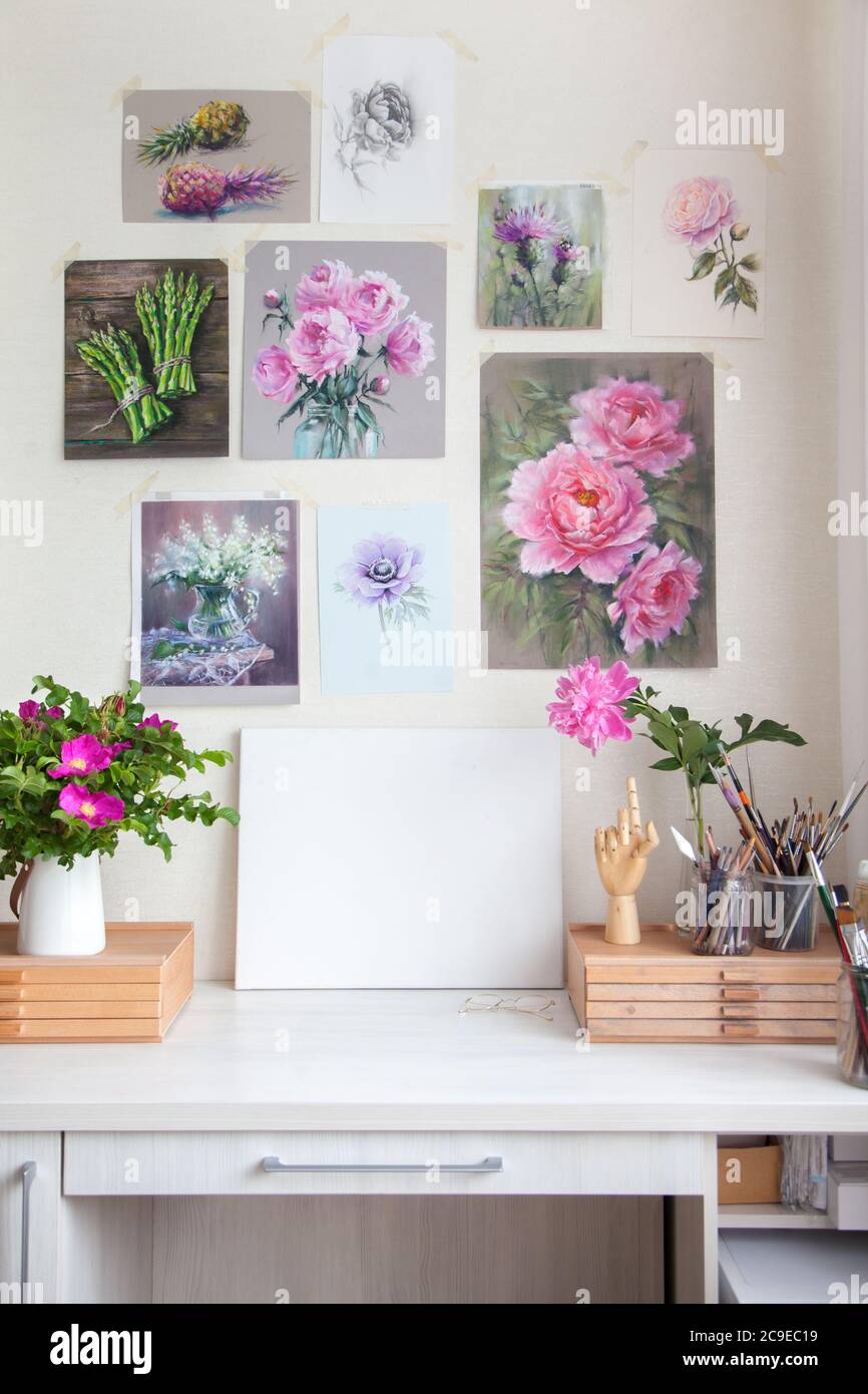 Leerer Arbeitsplatz der Künstlerin neben den Materialien für das Zeichnen der Pinsel Stockfoto