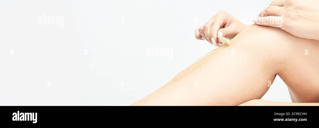Haarentfernung Enthaarung. Routine für die weibliche Haut. Körperpflege Stockfoto