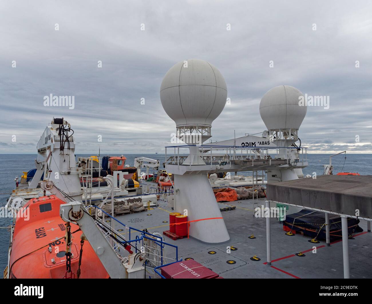 Das Top Deck eines seismischen Schiffes auf Operationen in der Nordsee, mit seinem überdachten Rettungsboot, Krane und seismische Ausrüstung alle gebunden. Stockfoto