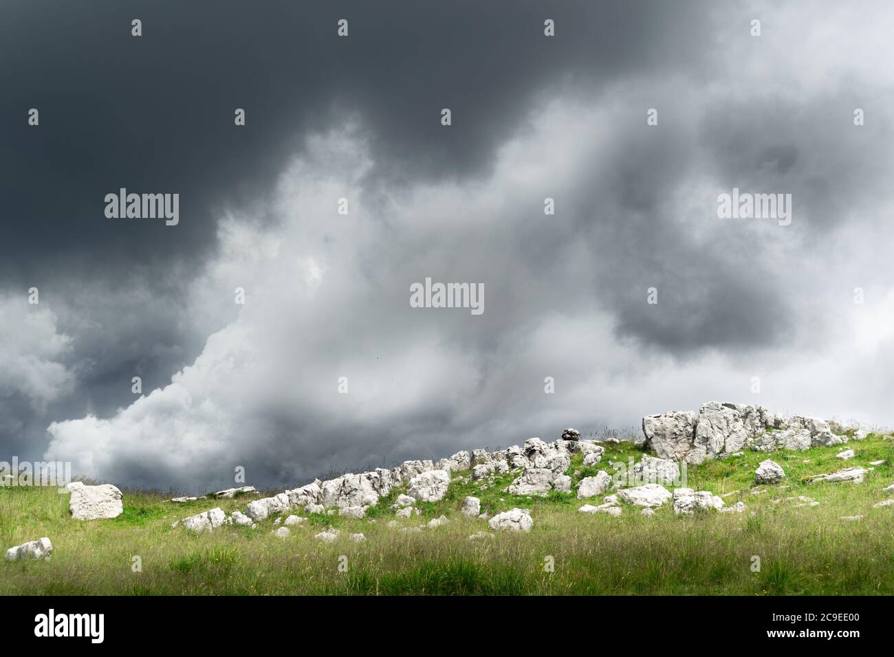 Felsiger Gipfel mit dem Himmel bedeckt von stürmischen Wolken dahinter. Nevegal, Belluno, Italien Stockfoto