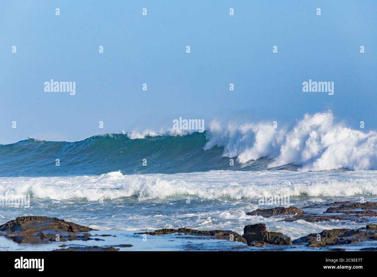 An einem Sommertag brechen am Marengo Point in Apollo Bay Australia krachende Wellen auf Stockfoto