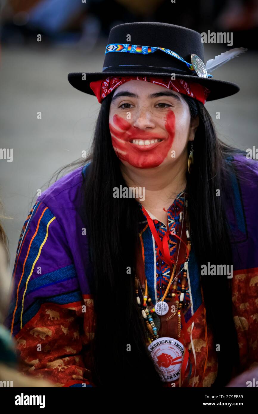 San Francisco, USA - 08. Februar 2020: Indianische Frau in Pow Wow mit Gesichtsfarbe zur Unterstützung von MMIW, vermissten und ermordeten indigenen Frauen Stockfoto
