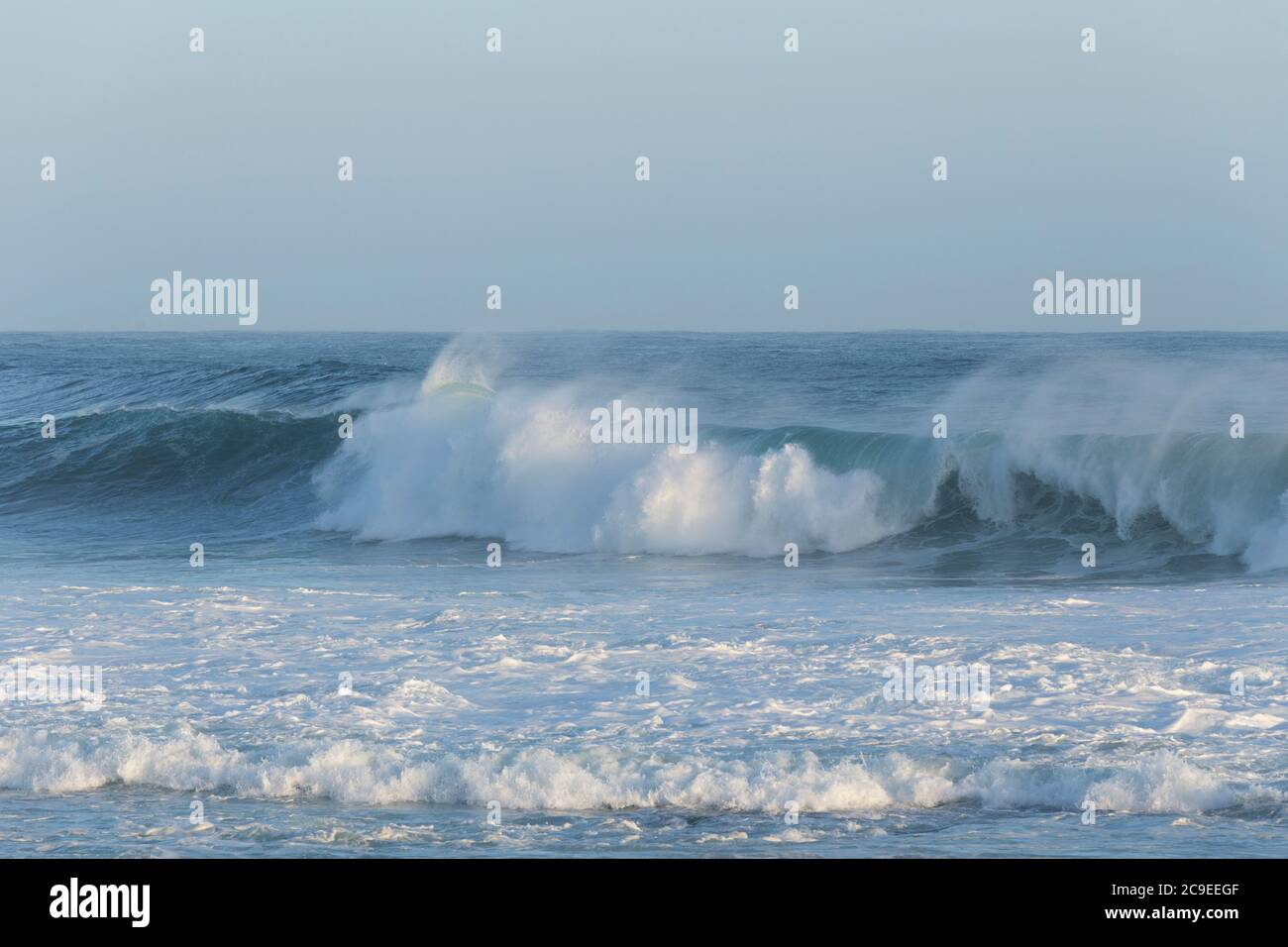 An einem Sommertag brechen am Marengo Point in Apollo Bay Australia krachende Wellen auf Stockfoto