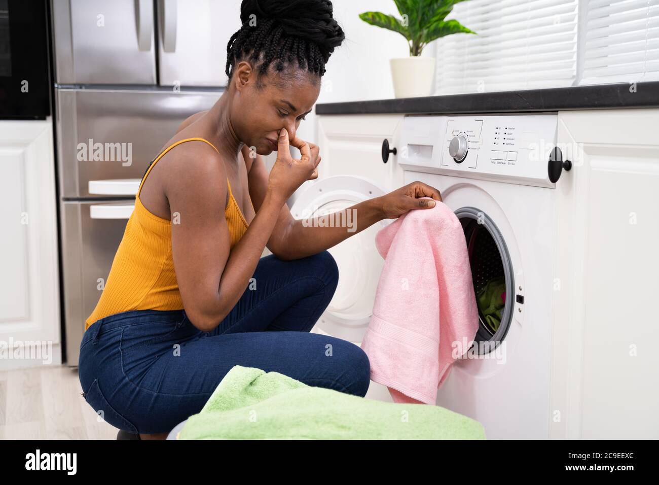Kaputte Stinkende Waschmaschine. Frau, Die Handtuch Wäscht Stockfotografie  - Alamy