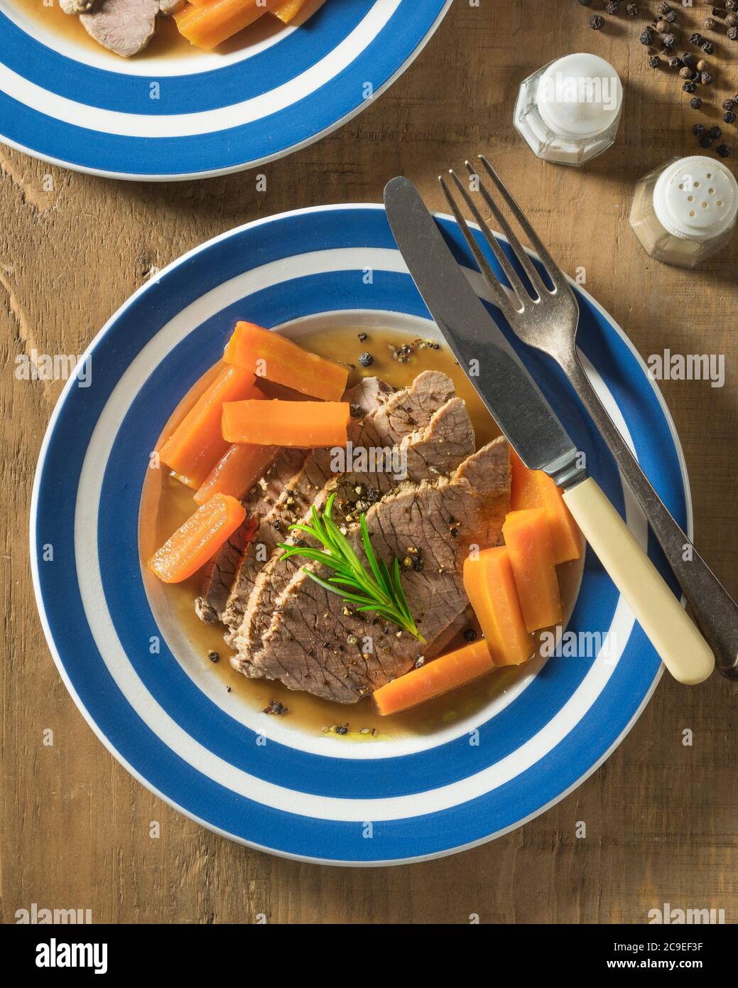 Gekochtes Rindfleisch und Karotten. Traditionelles Essen Großbritannien Stockfoto