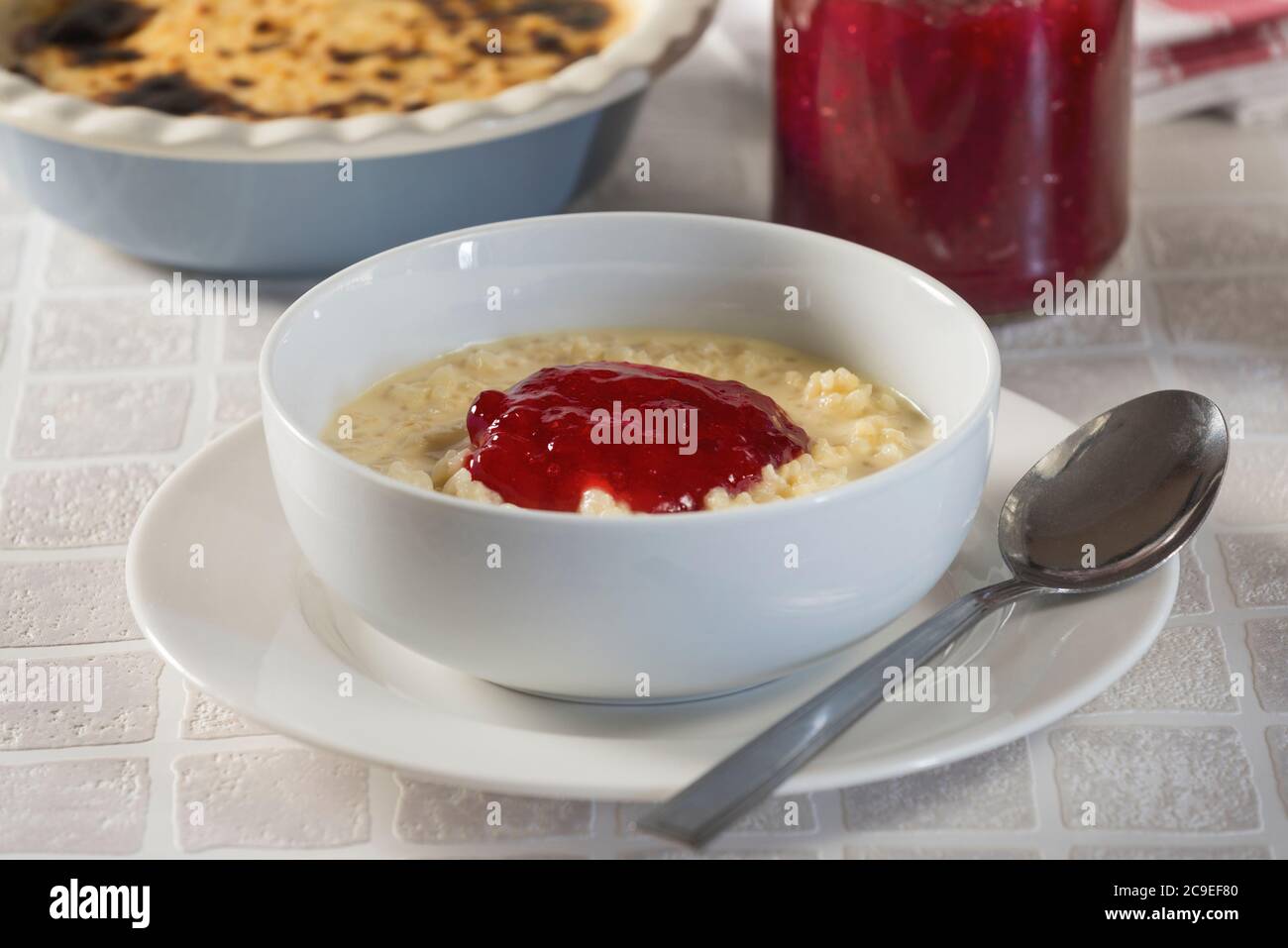 Reispudding mit Marmelade. Traditionelles Dessert UK Stockfoto