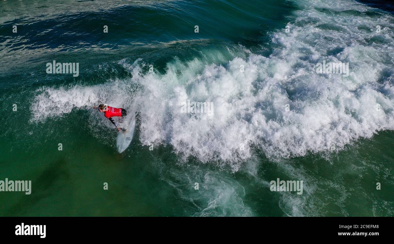 Morgen mit bens Pics los Surfers testen den Wave Binnensurfsee in Bristol, der nach der Schließung von Covid-19 wieder eröffnet wird. Nach dem Training nahm sich das gesamte Team einen Moment Zeit, um nachzudenken, bevor es am Samstag wieder die Türen öffnete. Stockfoto