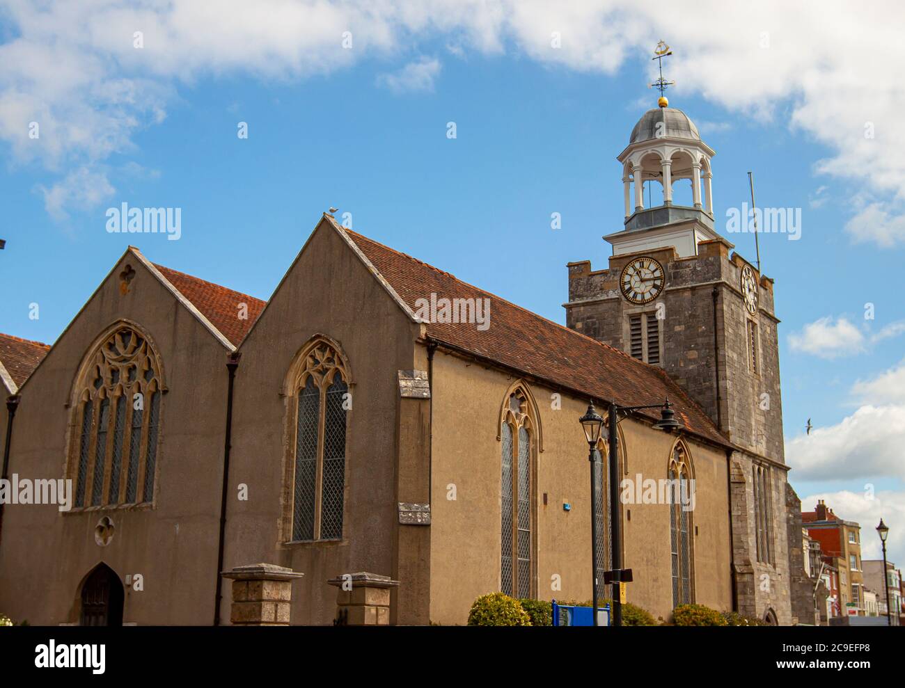 Nahaufnahme der historischen Kirche St. Thomas der Apostel, die größte anglikanische Kirche in Lymington, Großbritannien. Bild zeigt das Äußere vi Stockfoto