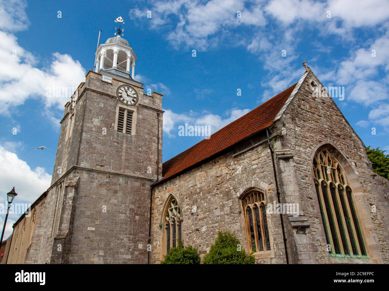 Nahaufnahme isolierte Ansicht der historischen Kirche St. Thomas der Apostel, der wichtigsten anglikanischen Kirche in Lymington, Großbritannien. Das Bild zeigt die Außenansicht Stockfoto