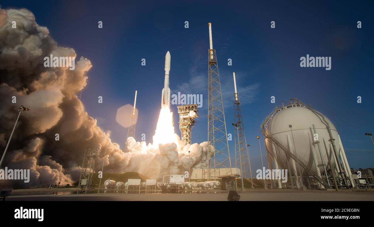 (200731) -- PEKING, 31. Juli 2020 (Xinhua) -- EINE United Launch Alliance ATLAS V Rakete mit NASA's Mars Rover Ausdauer an Bord startet vom Space Launch Complex 41 auf der Cape Canaveral Air Force Station in Florida, USA, 30. Juli 2020. Die NASA startete ihren Mars Rover Perseverance Donnerstagmorgen, um auf dem Roten Planeten nach Zeichen des alten Lebens zu suchen. (Joel Kowsky/NASA/Handout via Xinhua) Stockfoto