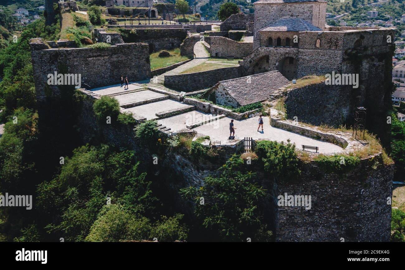 Flugdrohne über Schloss Gjirokaster, in der historischen UNESCO-geschützten Stadt Gjirokaster, Albanien. Stockfoto