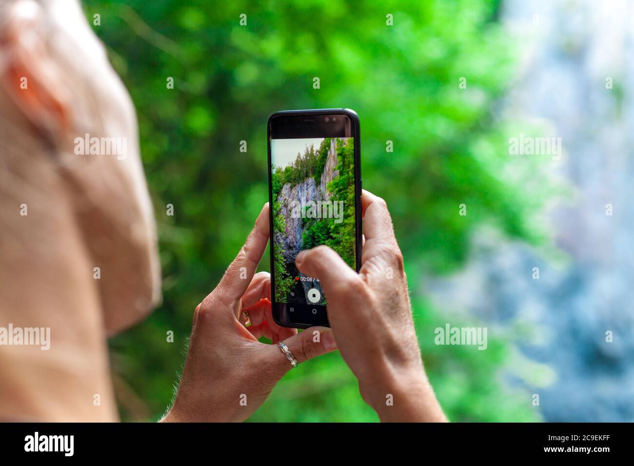 Junge Frau, die Natur-Video mit Smartphone Stockfoto