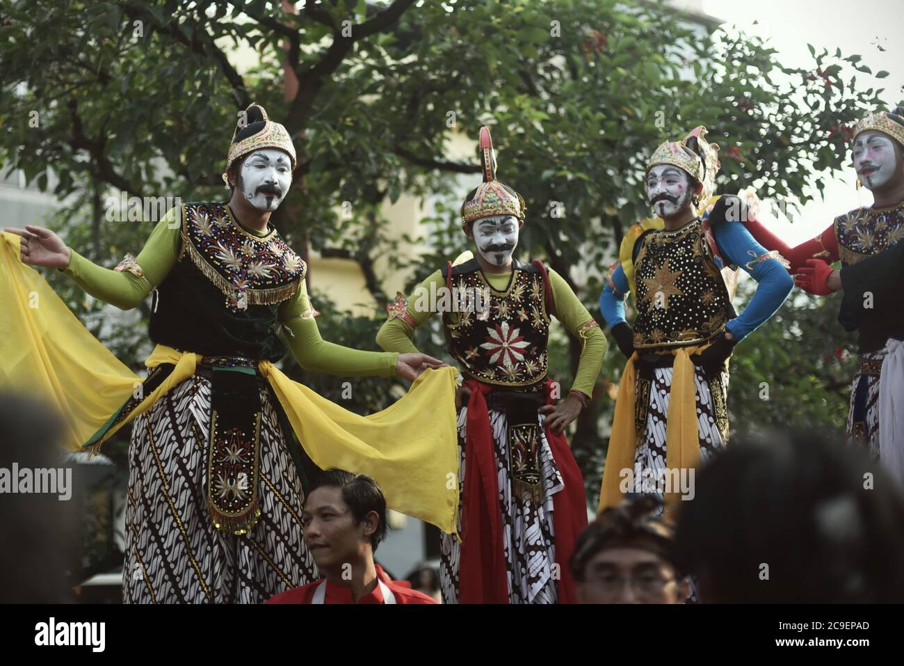 Stelzenläufer in Kostümen von Wayang-Figuren während der Kulturparade des Bandung Lantern Festival 2015 in Bandung City, Indonesien. Stockfoto