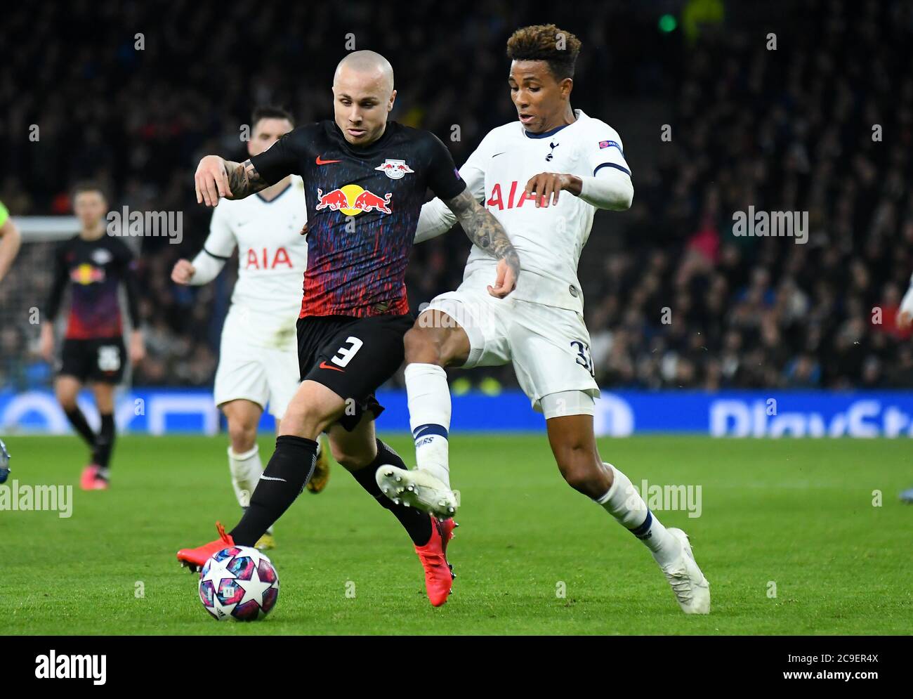 LONDON, ENGLAND - 19. FEBRUAR 2020: Angelino aus Leipzig und Gedson Fernandes aus Tottenham, aufgenommen während der ersten Etappe der 2019/20 UEFA Champions League Runde 16 zwischen Tottenham Hotspur FC und RB Leipzig im Tottenham Hotspur Stadion. Stockfoto