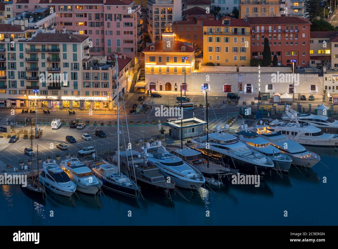 Blick von Colline du Chateau hinunter nach Port Lympia in der Abenddämmerung, Nizza, Cote d'Azur, Frankreich, Europa Stockfoto