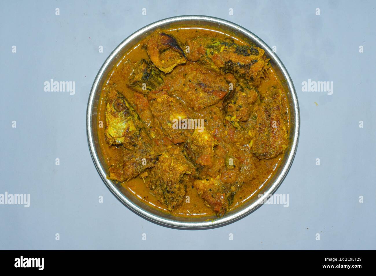 Fisch Gravey Curry auf EINER Stahlplatte. Indisches Non-Veg-Essen. Stockfoto