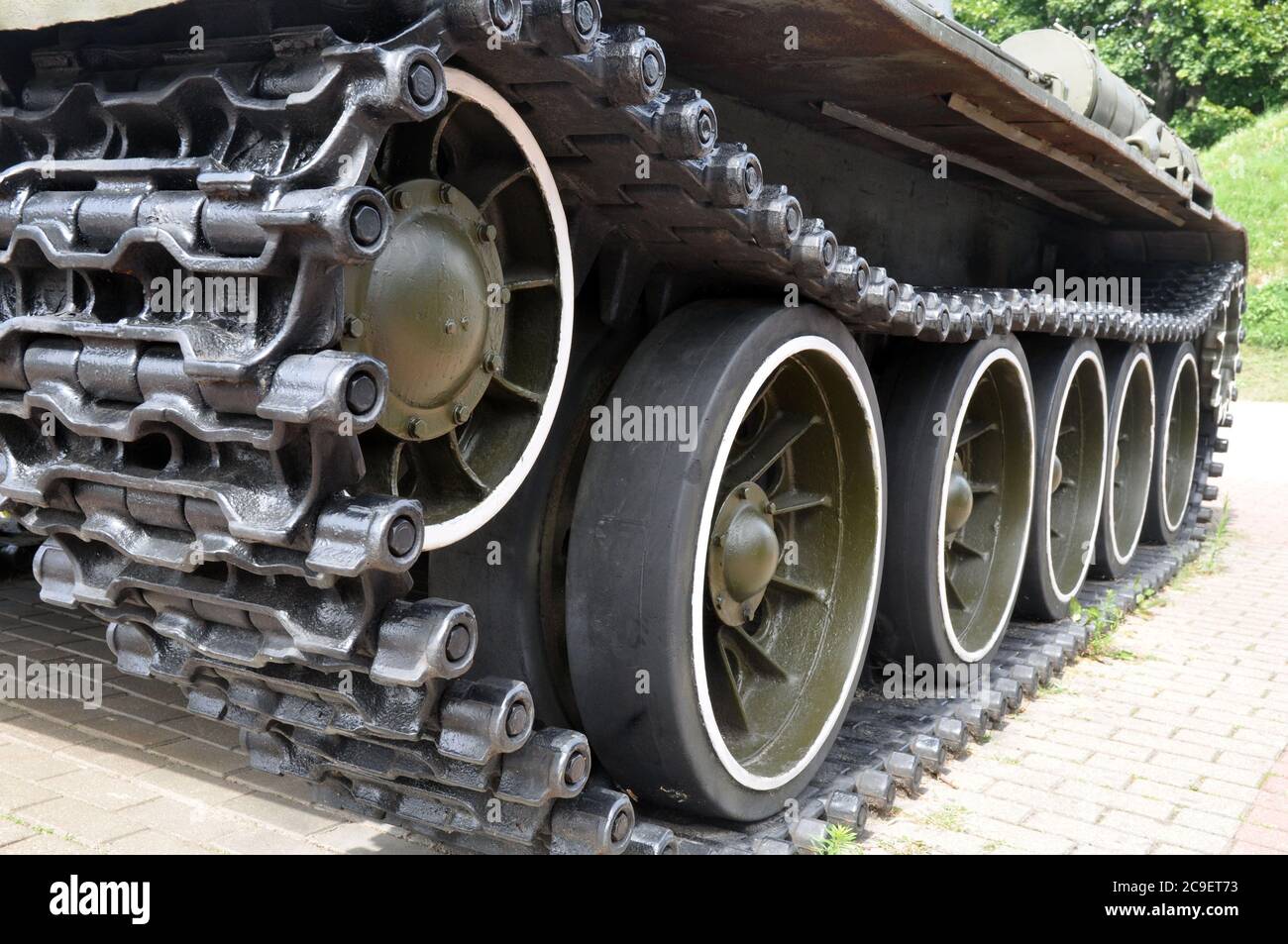 Unterwagen eines Militärpanzers, Metallratschen mit Rädern. Stockfoto