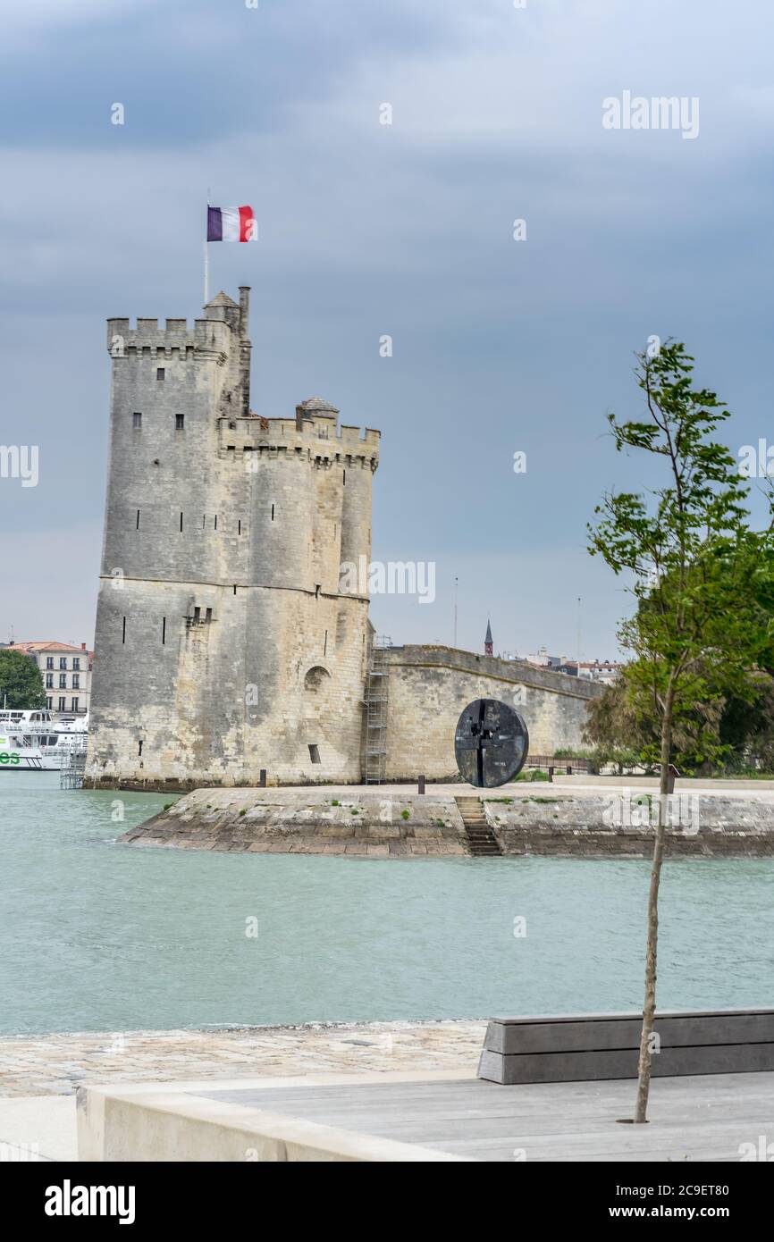 Saint Nicolas Turm, einer der berühmten Turm im alten Hafen von La Rochelle, die französische Stadt und Seehafen an der Bucht von Biskaya, ein Teil der Stockfoto
