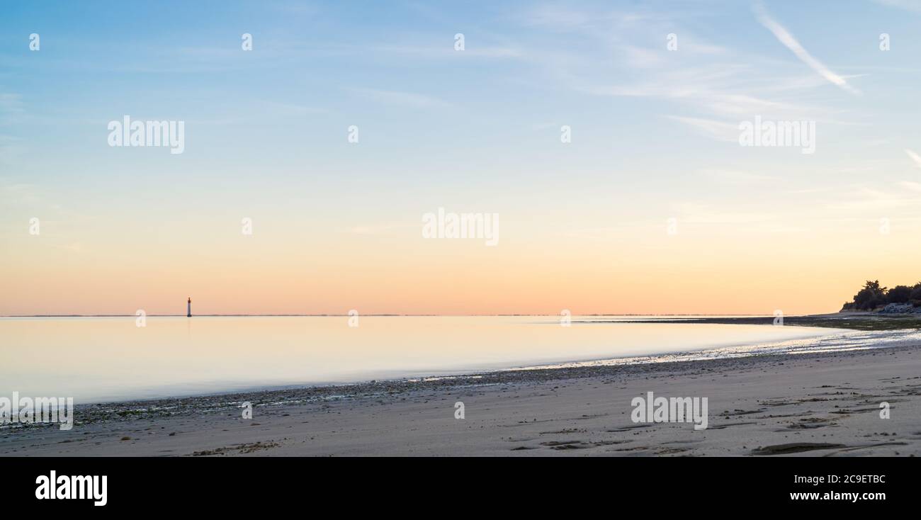 chassiron Leuchtturm, Insel Re, bei Sonnenuntergang auf einem sehr ruhigen Meer. Schöne minimalistische Seesee Stockfoto