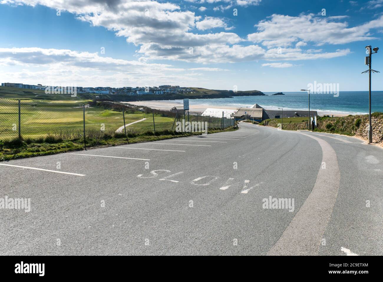 Ein normalerweise sehr verkehrsreiches Parkhaus bei Fistral in Newquay ist aufgrund der Covid 19 Coronavirus-Beschränkungen nun völlig verlassen. Stockfoto