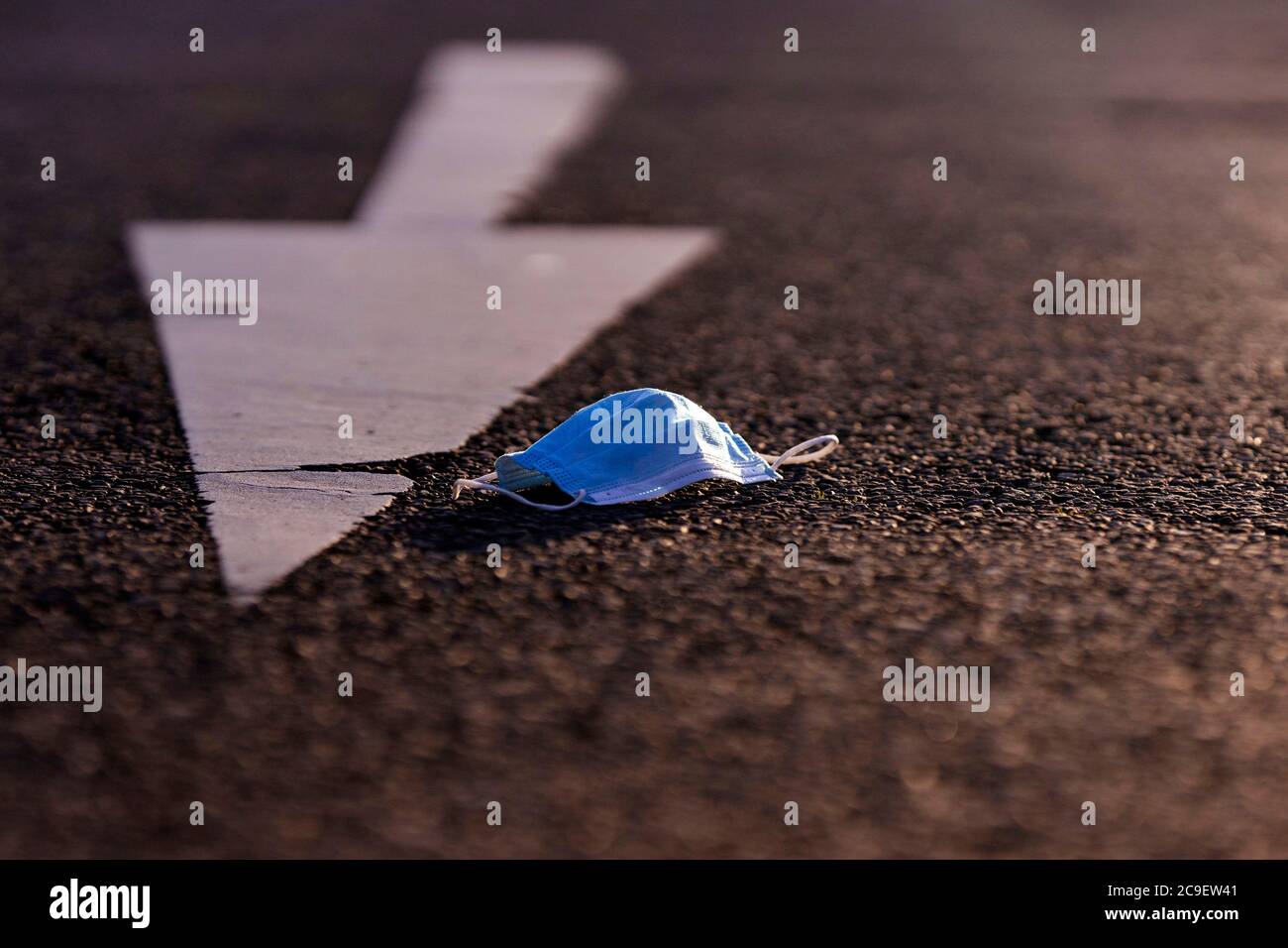 Köln, Deutschland. Juli 2020. Eine Atemschutzmaske wurde für ein Foto drapiert. Köln, 29. Juli 2020 Quelle: dpa/Alamy Live News Stockfoto