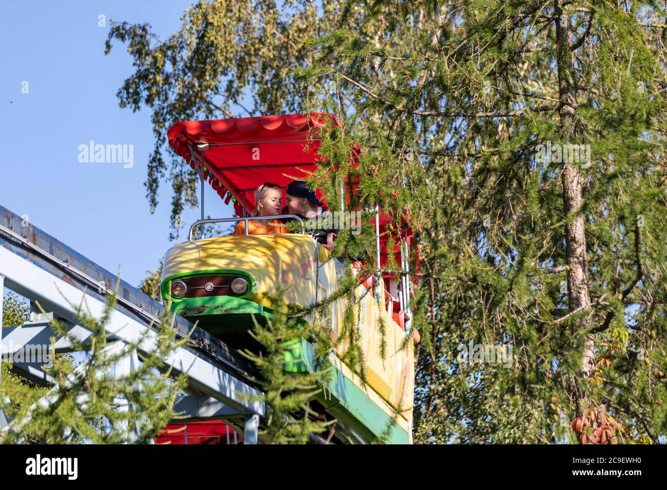 Junges Paar in Maisemajuna Vergnügungsfahrt über Linnanmäki Vergnügungspark in Helsinki, Finnland Stockfoto