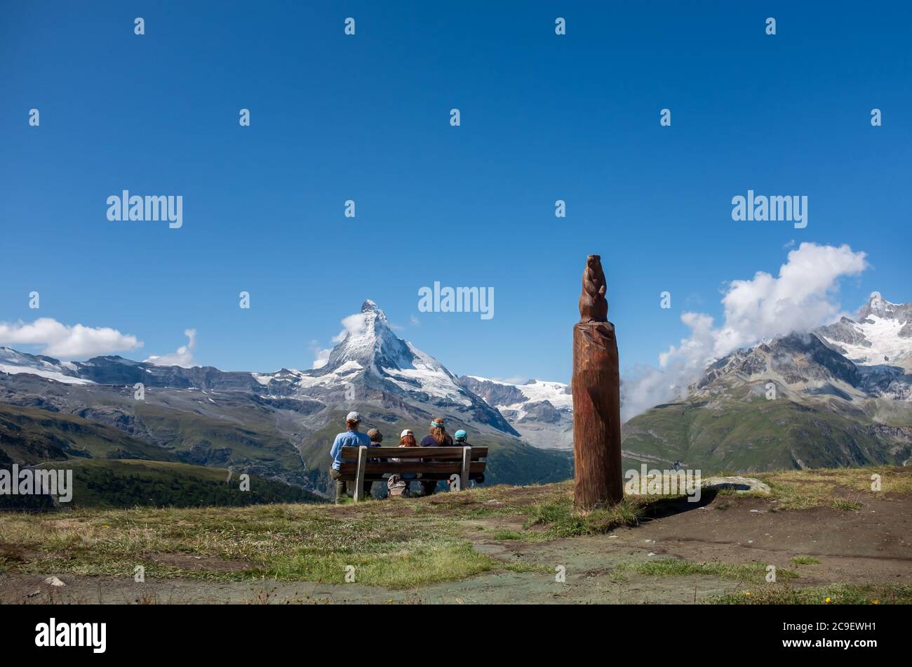 Familie bei einem Picknick vor der Kulisse der Schweizer Alpen. Blick vom Wanderweg Five Lakes in Zermatt. Stockfoto