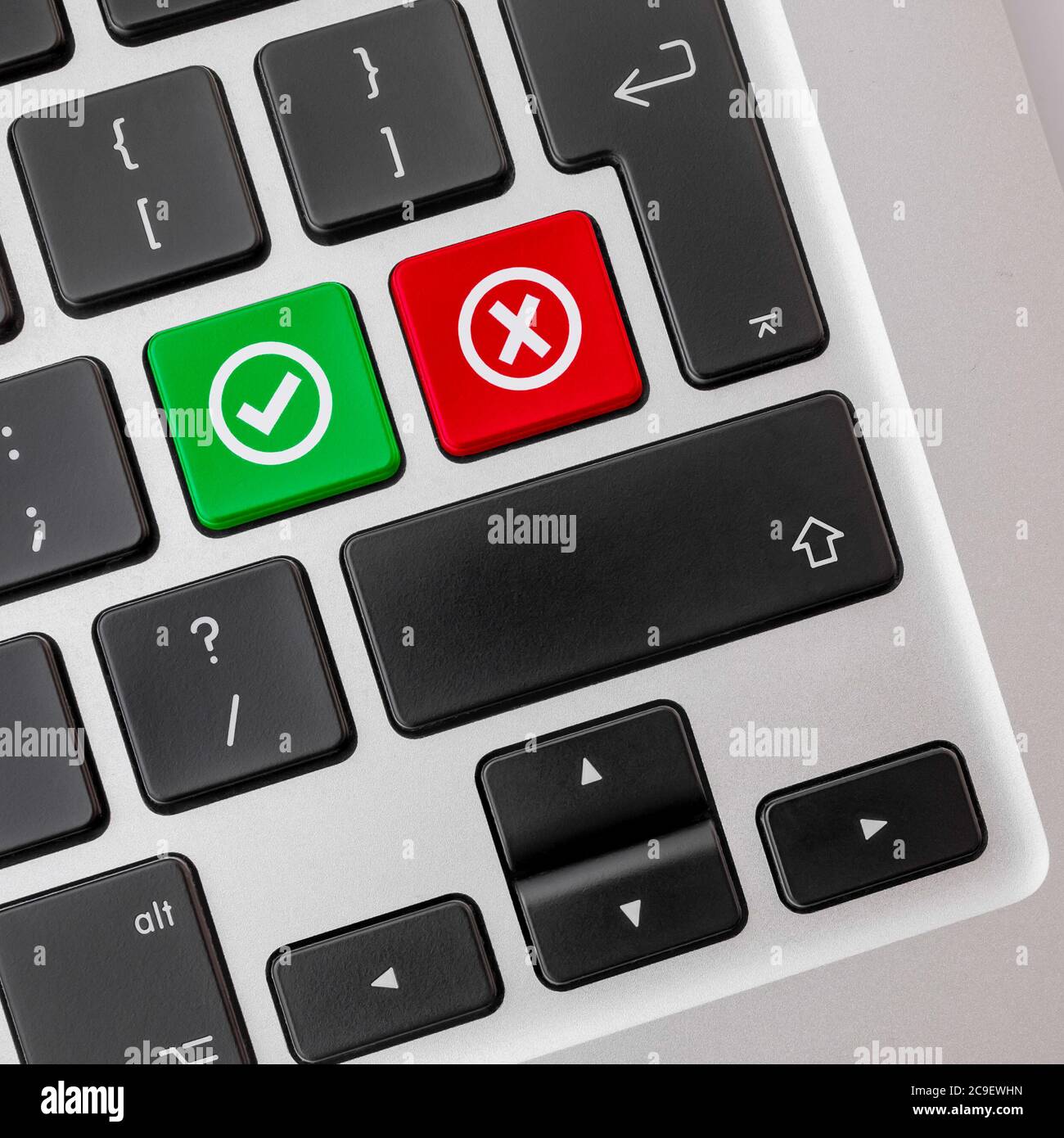 Computertastatur mit Tasten für grünes Kontrollkästchen und rotes Kreuz. Stockfoto