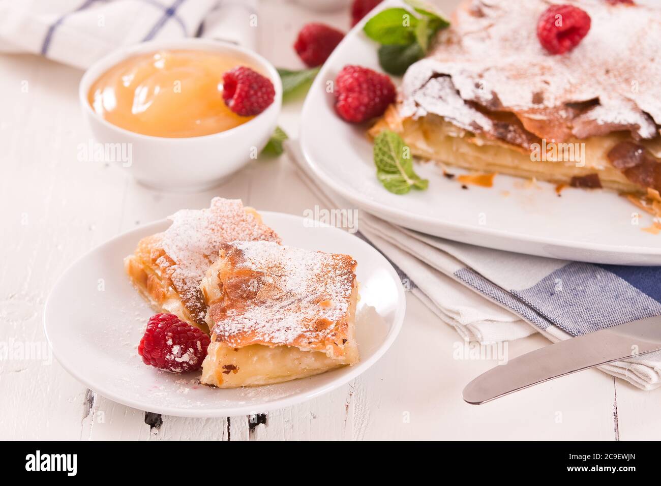 Bougatsa - griechische Blätterteig mit Sahne. Stockfoto