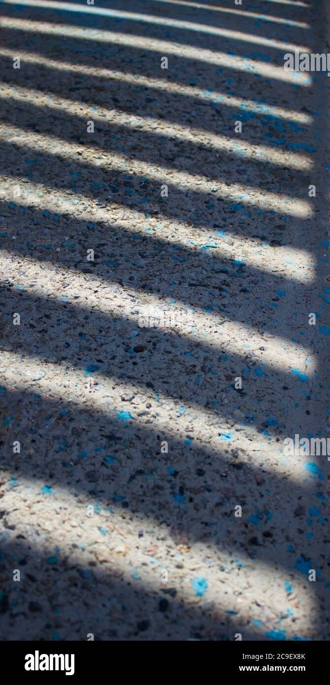 Textur gestreifte Schatten auf einem konkreten Hintergrund, Layout, Abstraktion - Konzept Stockfoto
