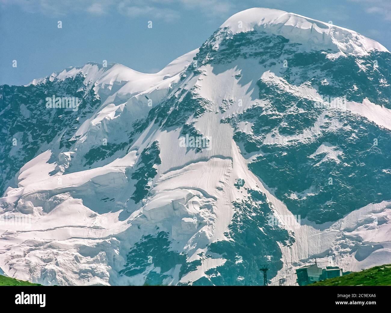 Dies ist die Nordwand des Breithorns aus der Nähe der Bergbahnstation Gornergrat, die 1986 vom Schweizer Bergresort Zermatt im Schweizer Kanton Wallis aus in Betrieb ist Stockfoto