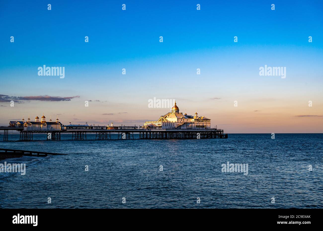 Eastbourne Pier vom Strand bei Sonnenuntergang gesehen Stockfoto