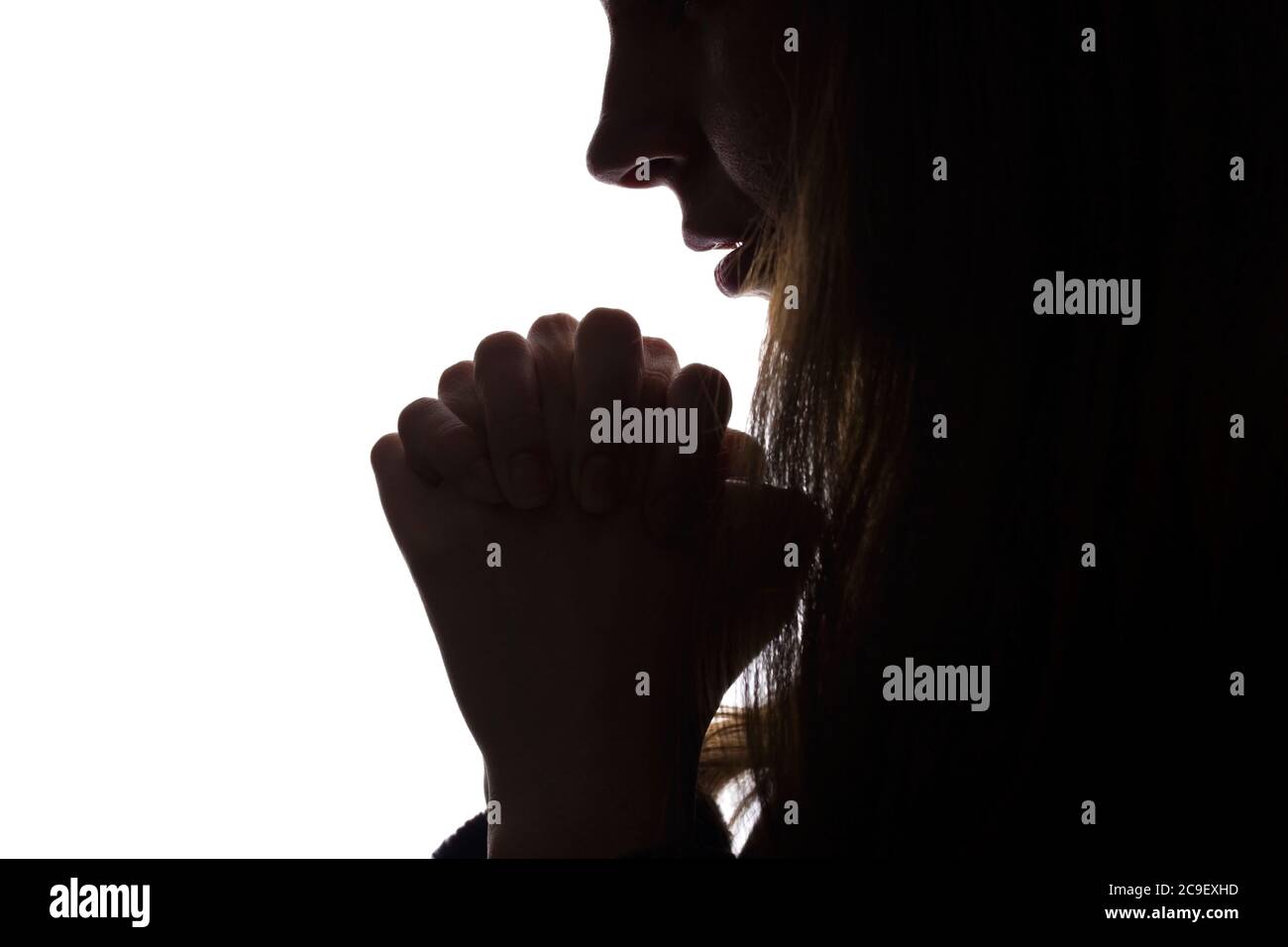 Junge Frau schaut nach unten, Hoffnung und Wunsch - Silhouette einer Seitenansicht Stockfoto