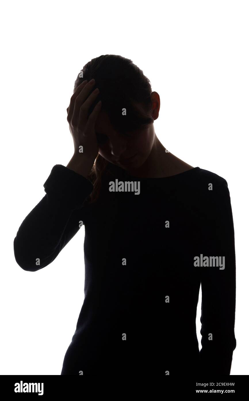 Silhouette eines jungen Mädchens mit Problemen, Seitenansicht mit Händen auf dem Kopf - isoliert, noname Stockfoto
