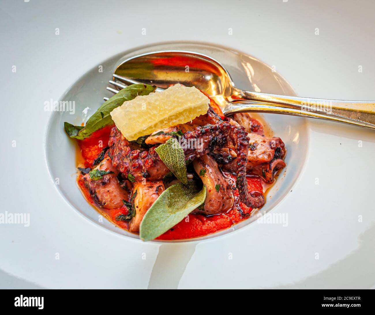 Polipo mit Zitrone, Petersilie und Paprika. Gourmet-Gericht im Hotel Mühle in Binzen, Deutschland Stockfoto