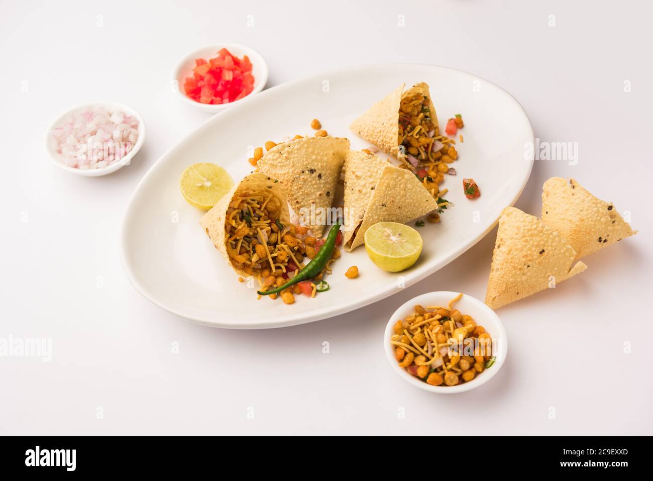 Chatpata Papad Cone Chat oder Chaat ist ein schnelles und einfaches Indian Tea Time Snack Rezept Stockfoto