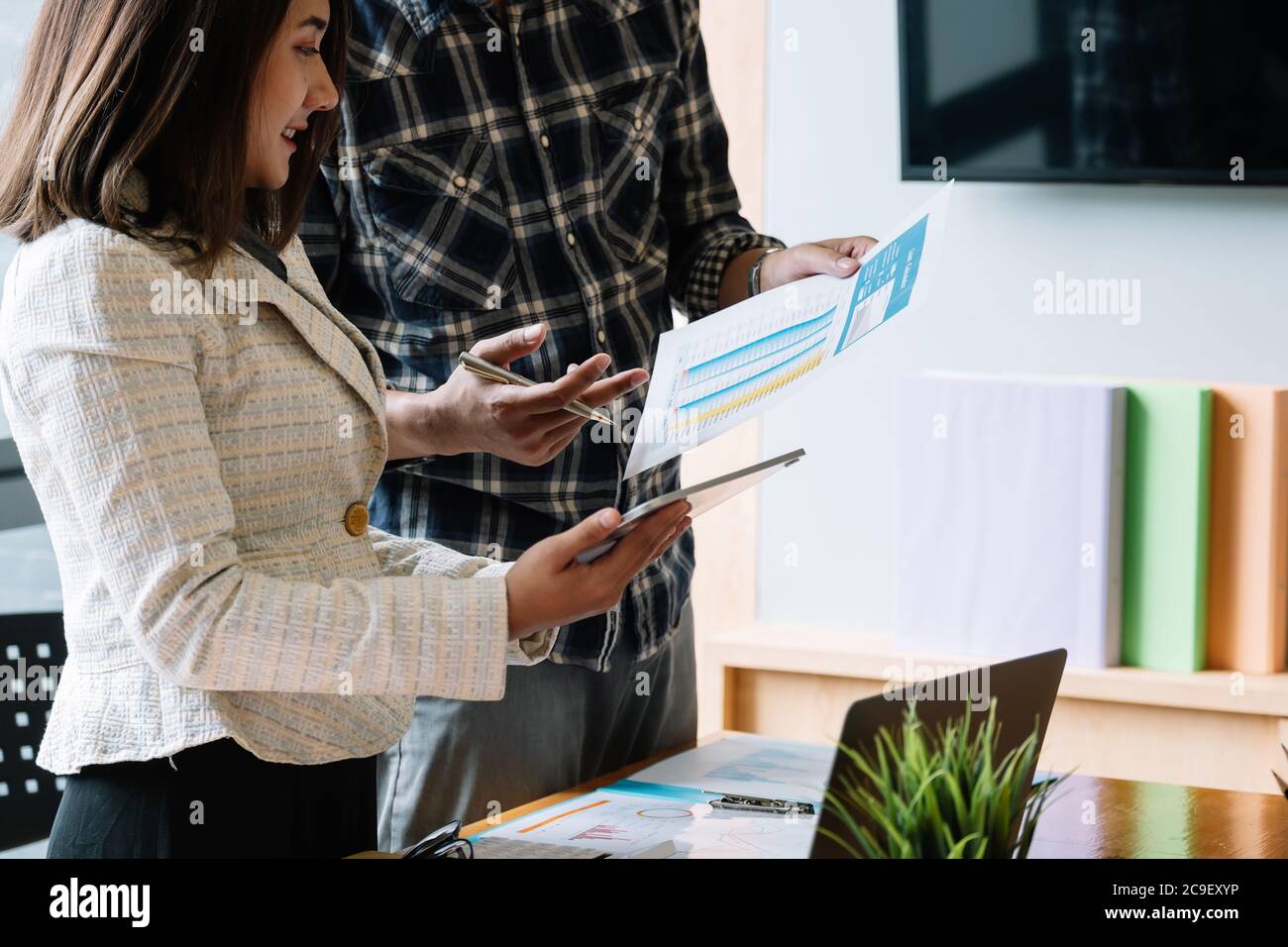 Geschäftsleute treffen sich, um die Situation auf dem Markt mit Tablet-Computer zu diskutieren Stockfoto