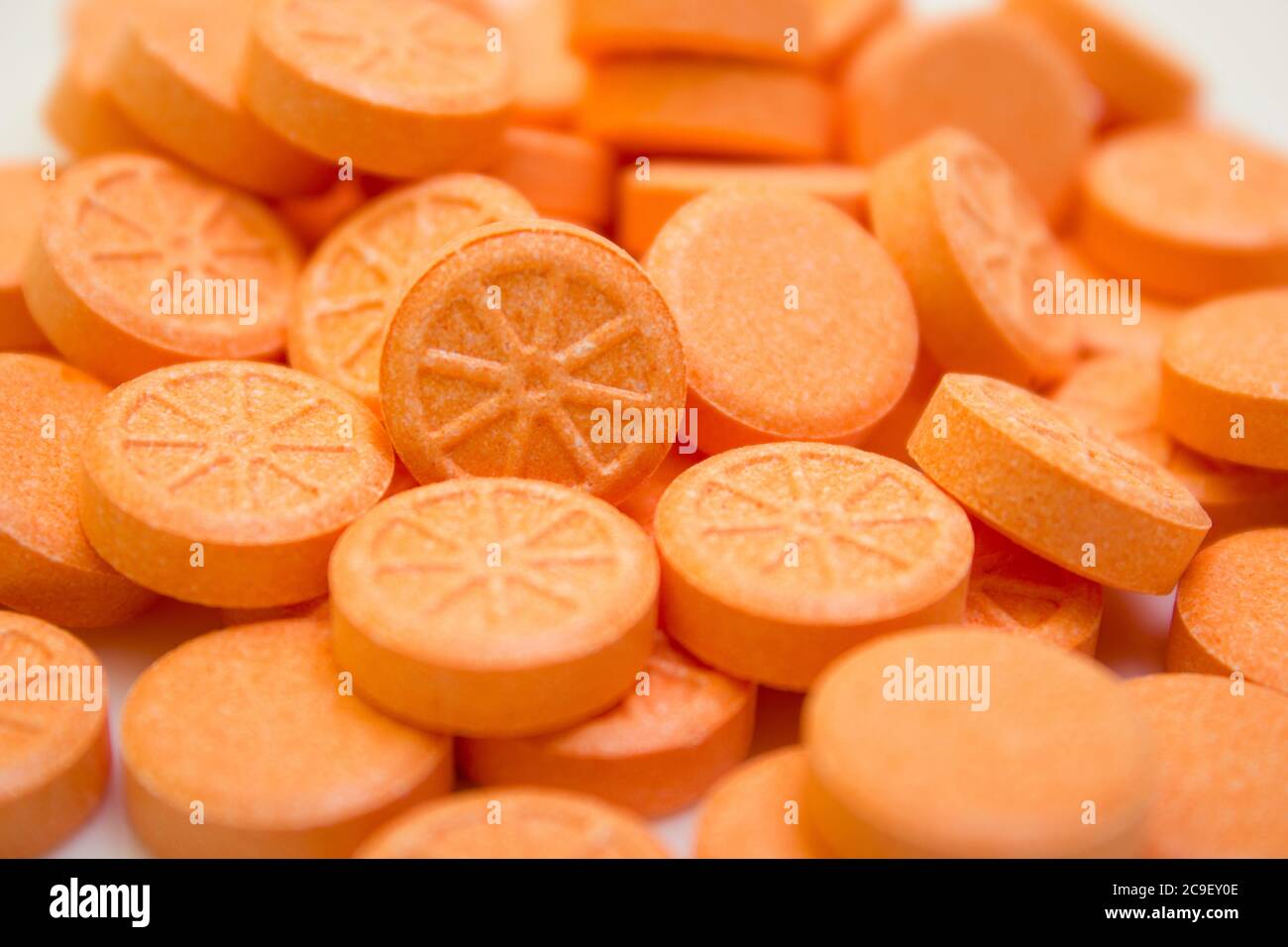 Viele Tabletten und orangenes Vitamin auf weißem Hintergrund - Schutz vor Grippe bei Quarantäne, Coronavirus, covid19 Stockfoto