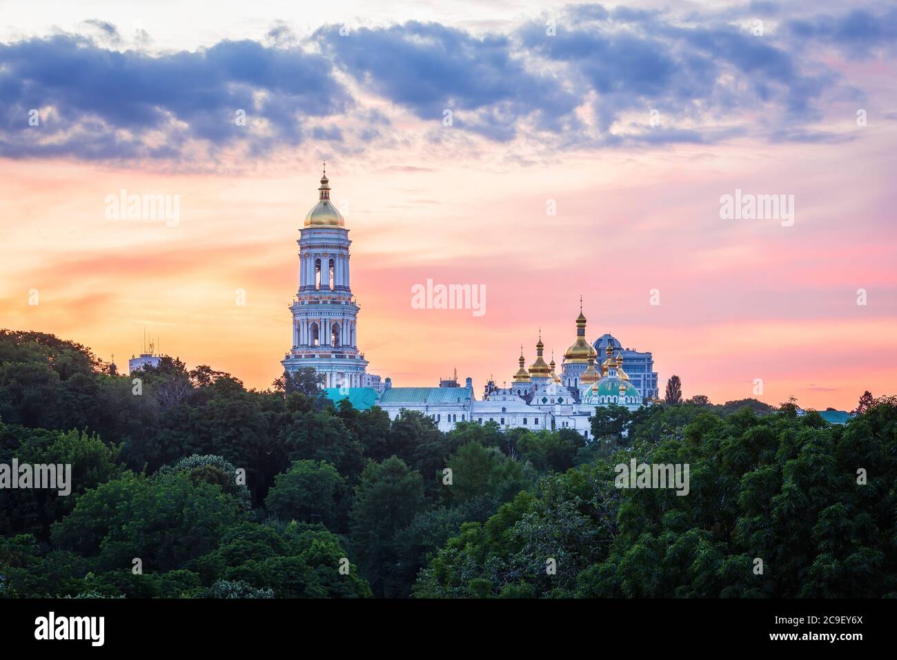 Blick auf den Glockenturm von Kiew Pechersk Lavra bei Sonnenuntergang. Stockfoto