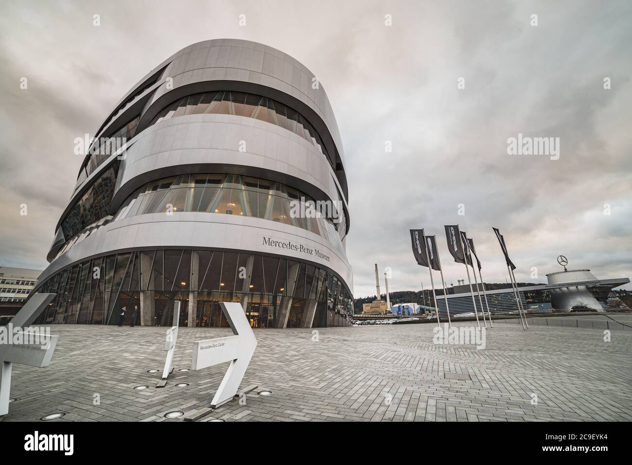 Mercedes Benz Museum ist ein Auto-, Automobil- und Automobilmuseum in Baden-Württemberg und beliebte Attraktion bei Autofreunden - Stuttgart, Deutschland Stockfoto