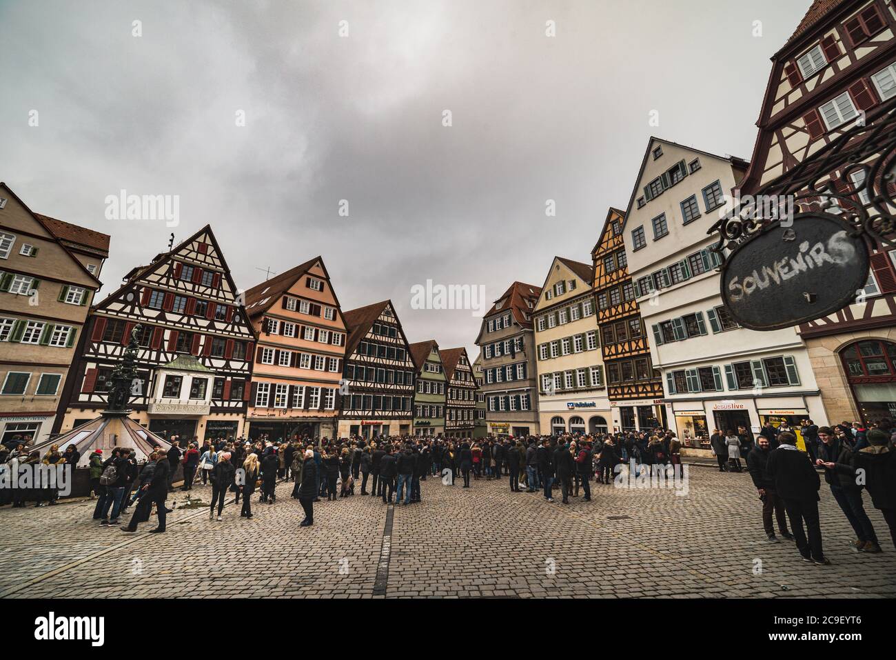 Tübingen, Deutschland - am 24. Dezember 2017 versammelten sich die Menschen im Rathaus Markt. Menschen versammeln sich in Tübingen gepflasterten mittelalterlichen Platz Stockfoto