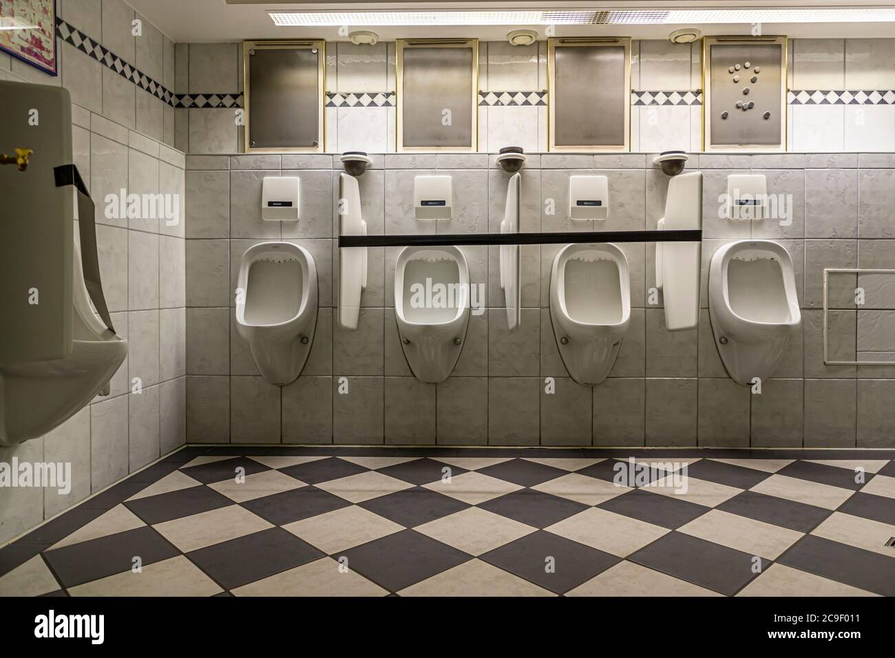 Urinale in der Ferne im Hotel Mühle, Binzen, Deutschland Stockfoto