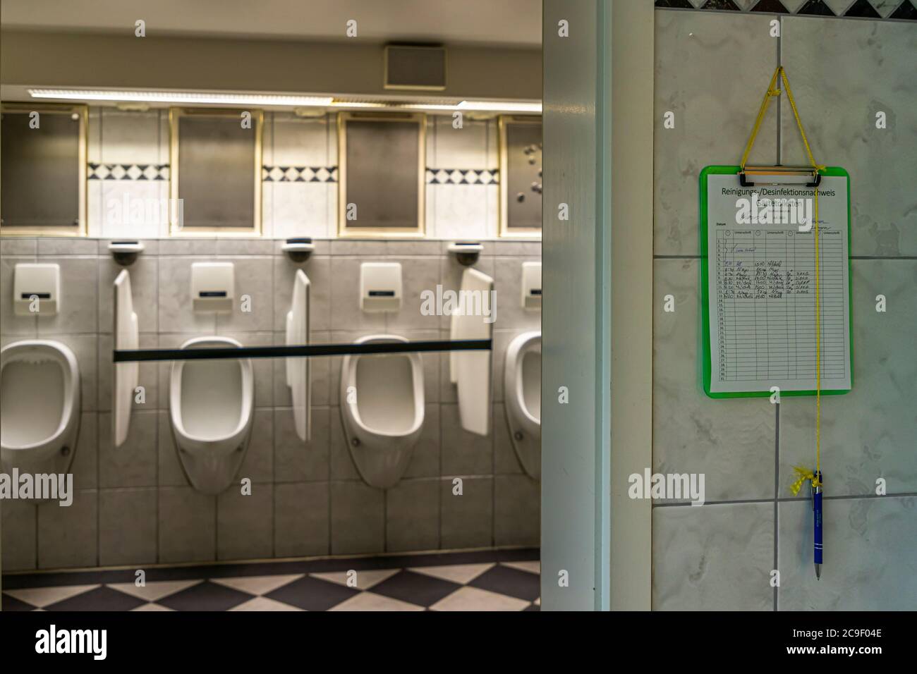 Urinale in der Ferne im Hotel Mühle, Binzen, Deutschland Stockfoto