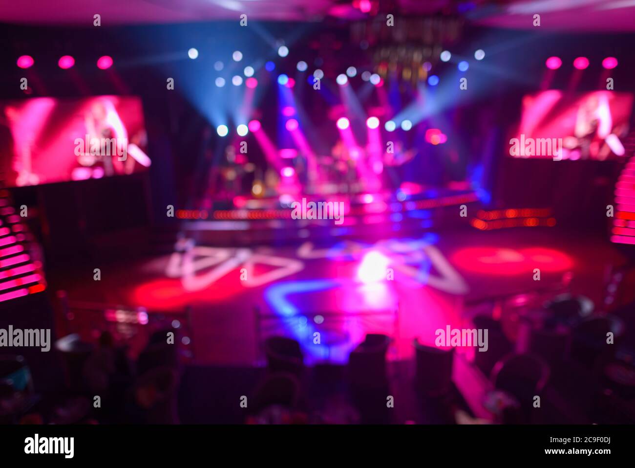 Verschwommener Nachtclub mit Scheinwerfern auf der Tanzfläche Stockfoto
