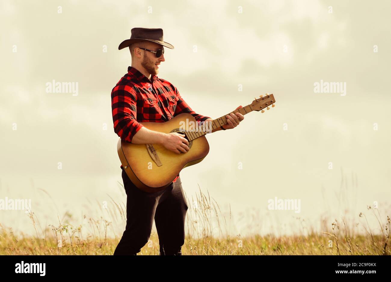 Inspiriert Land Musiker Landhausstil Sommer Urlaub Country Music Konzept Gitarrist Land Sanger Stand Im Feld Himmel Hintergrund Wandern Song Spielen Schone Melodie Stattlicher Mann Mit Gitarre Stockfotografie Alamy