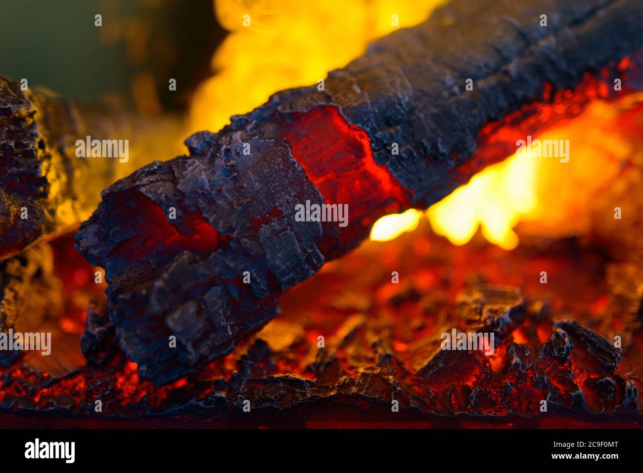 Portrait von glühenden glühenden Kohlen, die in Flammen brennen Stockfoto