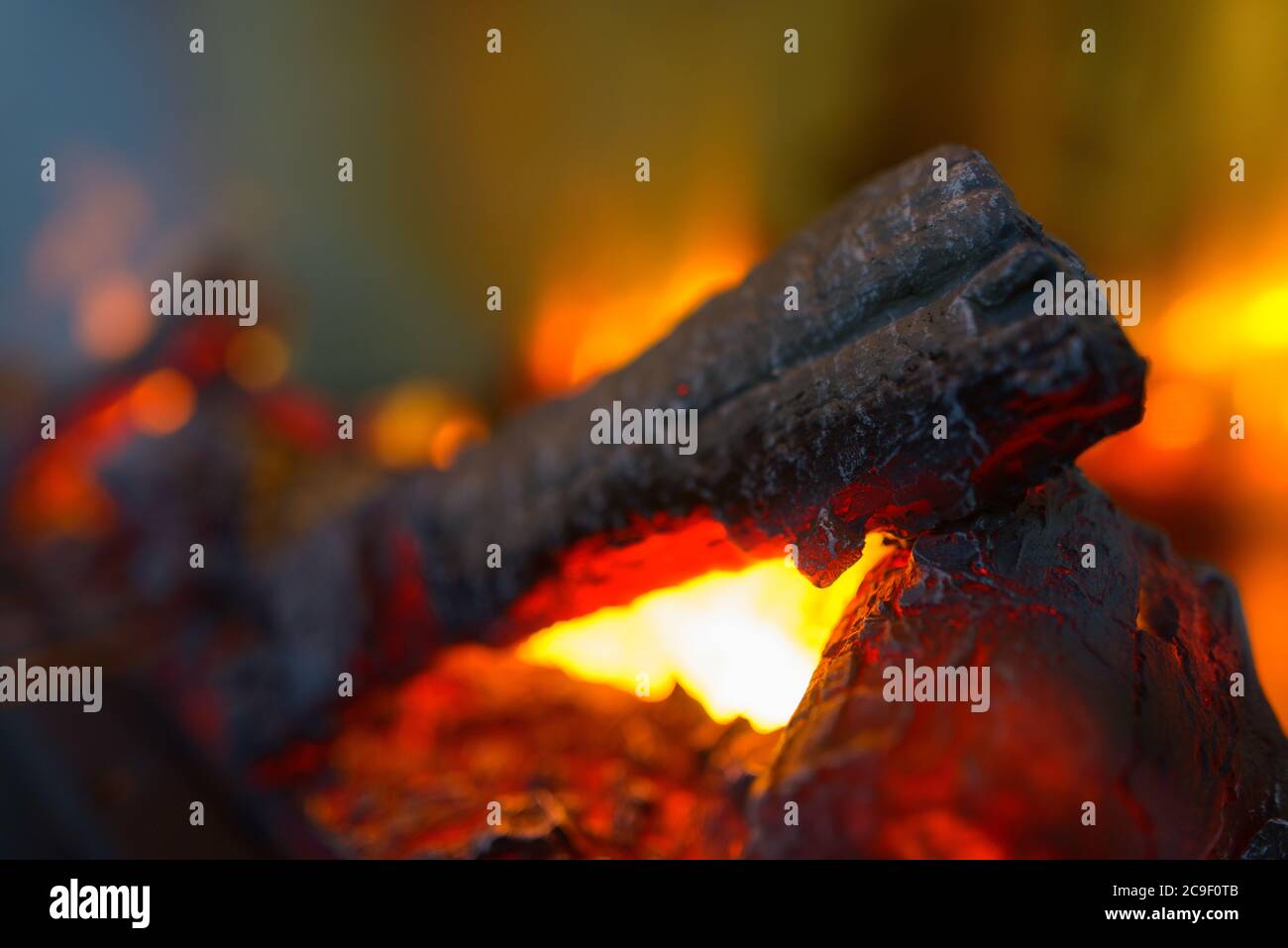 Portrait von glühenden glühenden Kohlen, die in Flammen brennen Stockfoto