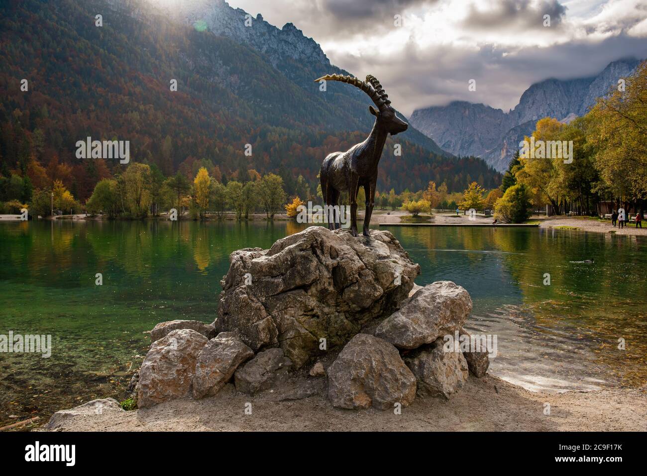 Jasna See mit dem Denkmal der Bergziege - Gämsen an der Vorderseite. Nationalpark Triglav, Slowenien Stockfoto